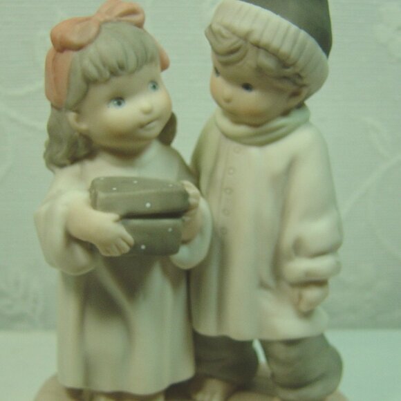 Kim Anderson Pretty as a Picture figurine-"Love is the Greatest Gift of All" - Picture 2 of 6